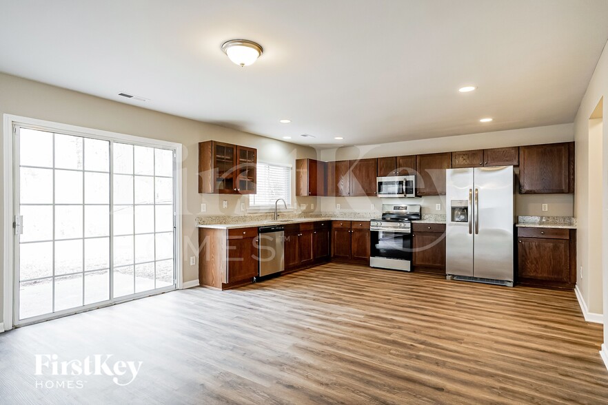 Building Photo - 204 Hillview Dr