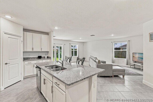 Building Photo - 226 SW Milburn Cir