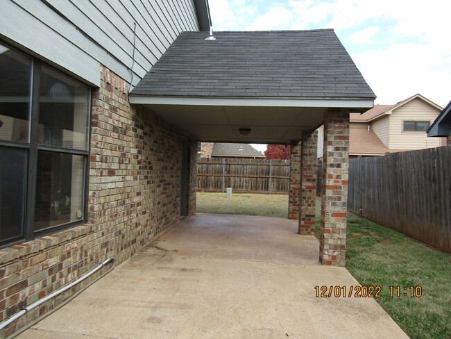 Building Photo - Crown Pointe Area!! PETS ARE NEGOTIABLE WI...