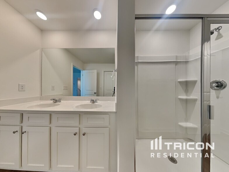 Building Photo - 2464 Lennox Rd SE