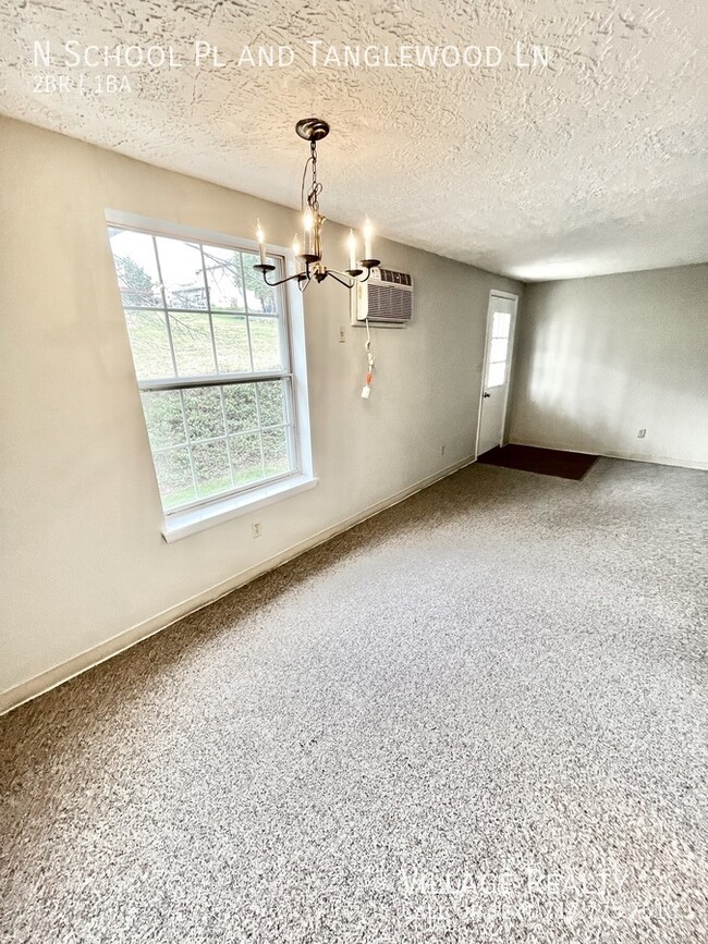 Building Photo - Top Floor! Roomy 2-Bed with A/C & Off-Stre...