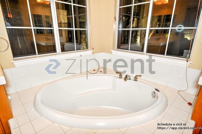 Building Photo - 1485 Clearview Cir