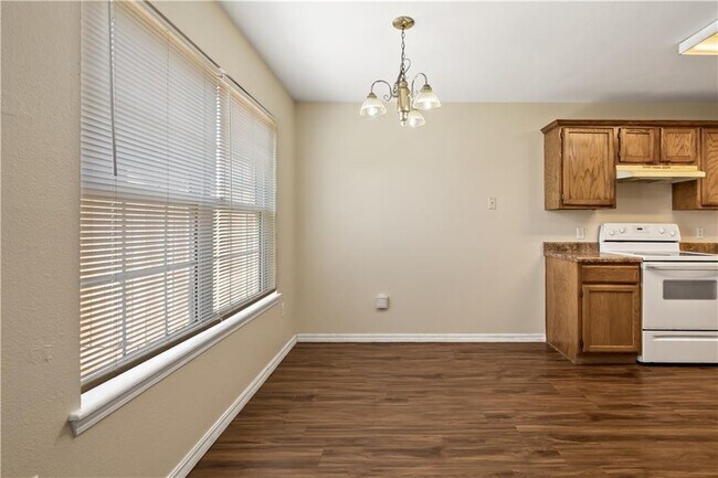 Building Photo - 2910 Dawn Ct