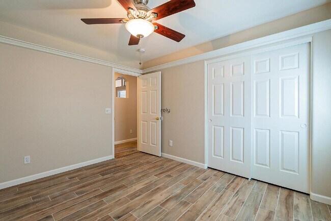 Building Photo - 11570 W Yuma St