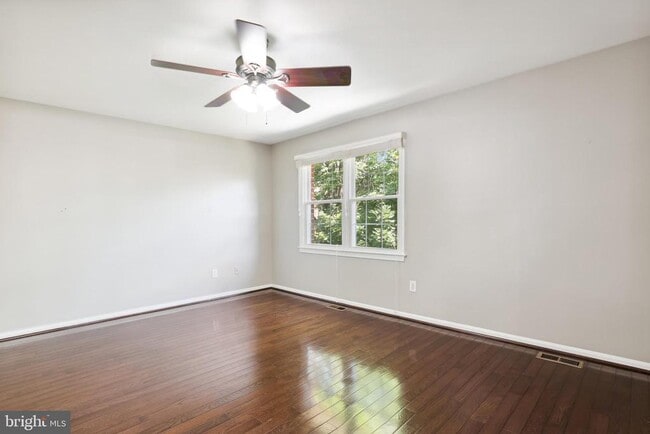 Building Photo - 10150 Village Knolls Ct