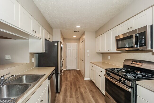 Building Photo - 540 Hillsdale Dr