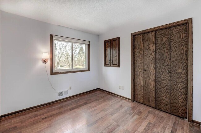 Building Photo - Great 3bed 2bath Single Family Home in Prime Eden Prairie Neighborhood