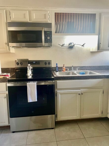 Kitchen - 351 E Thomas Rd