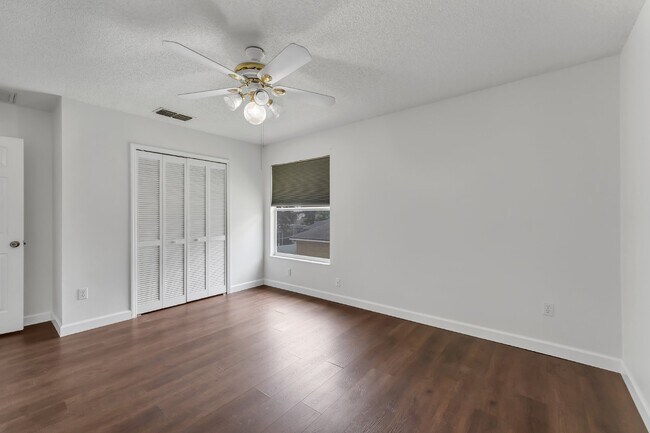 Building Photo - Spacious 6-bedroom, 3-bathroom and pool Tu...