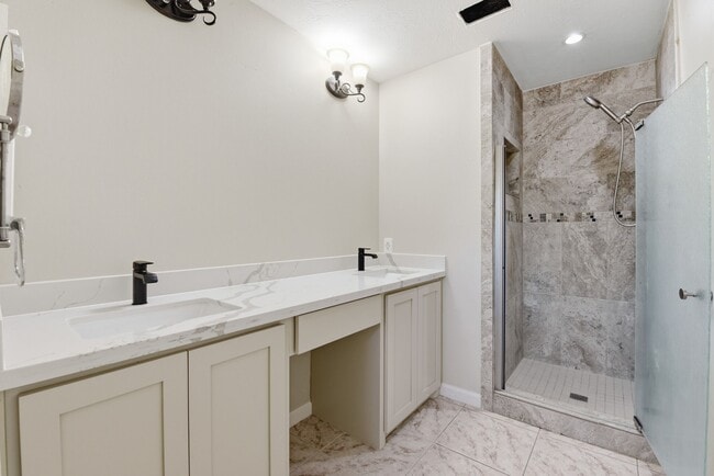 Building Photo - 8515 Leafdale Dr