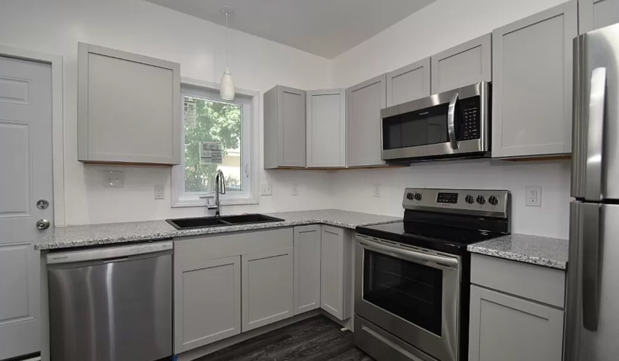 Building Photo - 1544 E 120th St