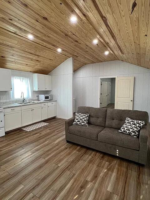 Building Photo - 1674 N Oliver St