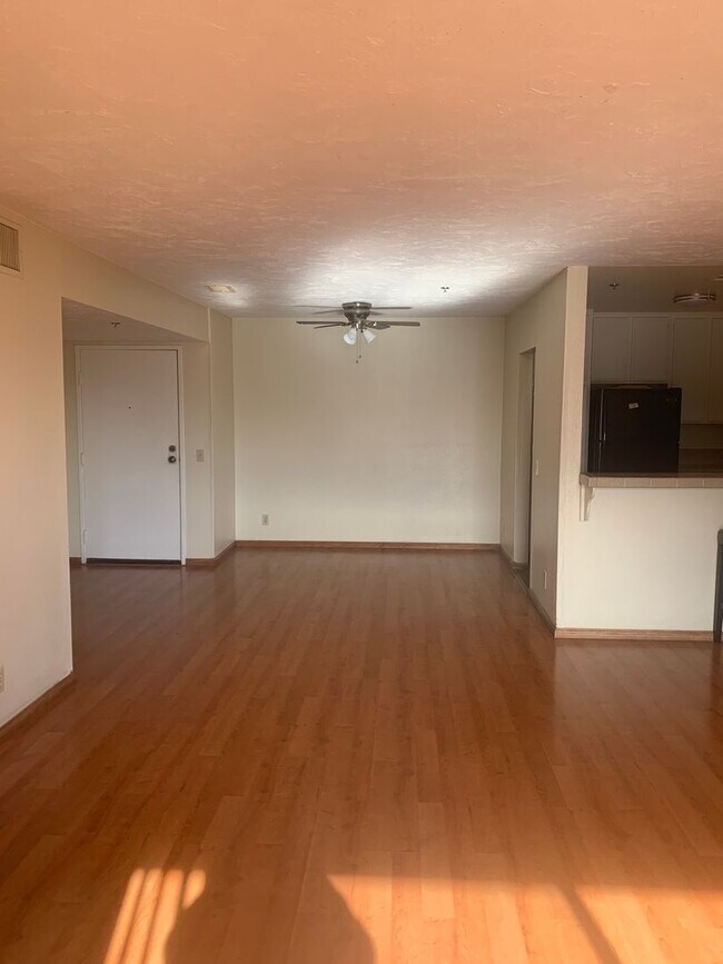 Building Photo - Spacious 2 bedroom, 2 bathroom