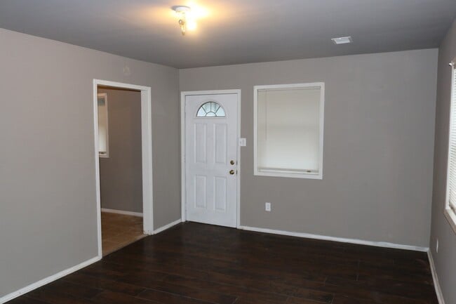 Building Photo - BEAUTIFUL HOME LOCATED CLOSE TO EVERYTHING WITH GARAGE!