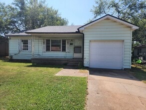 Building Photo - 2 bedroom 1 bath bungalow in Shawnee.