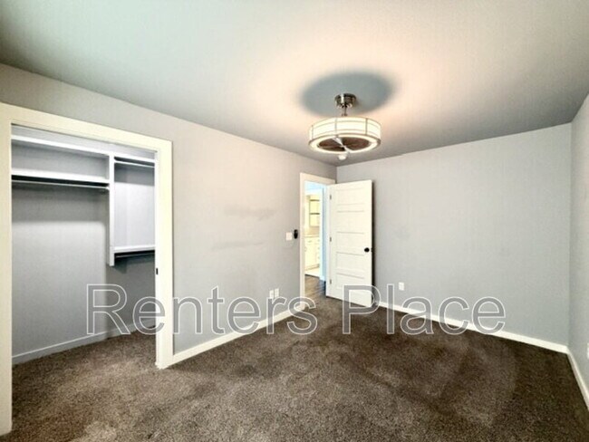 Building Photo - 624 S Quincy Ave