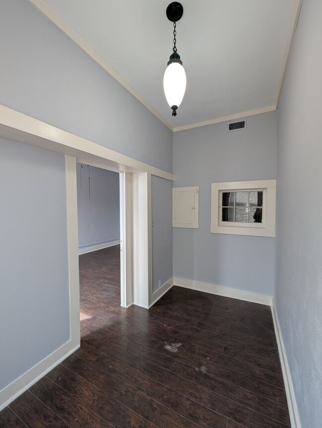 Building Photo - 409 Main St