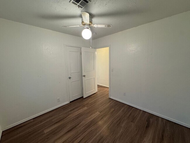 Building Photo - 3 bed ,2  brand new bathrooms, ready for m...