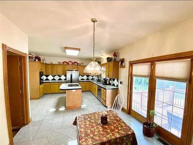 Building Photo - 1556 Shagbark St