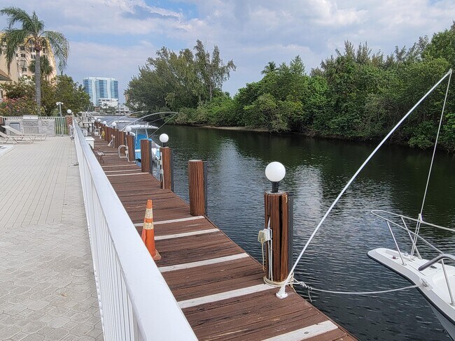 Building Photo - 1340 NE 28th Ave