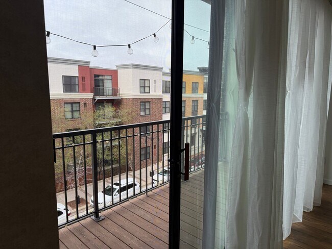 Building Photo - Luxury Condo Living in the Heart of Excelsior & Grand - Underground parking -Available NOW!
