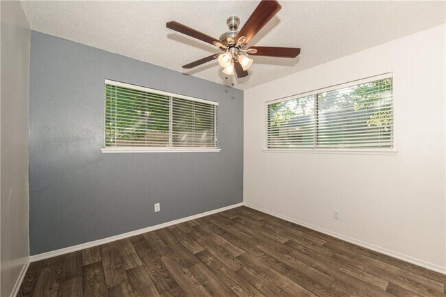 Building Photo - 1600 Parker Ln