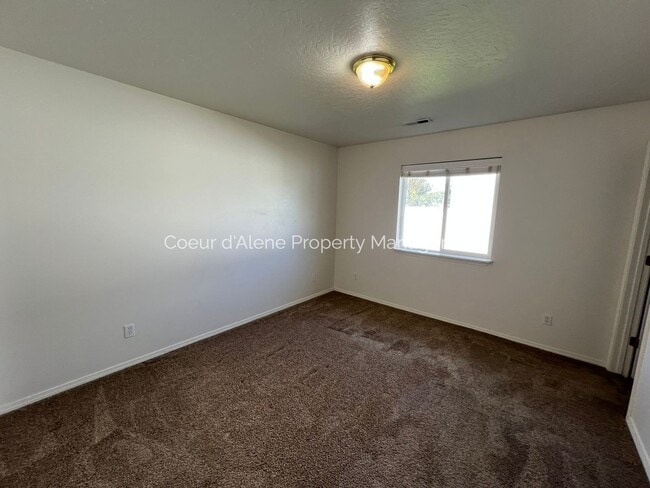 Building Photo - 3 bed, 2 bath house in fantastic location!