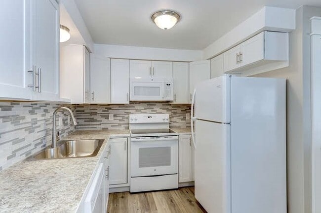 Building Photo - Ensign Ave Duplex