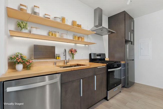 Building Photo - Contemporary Little Italy Studio!