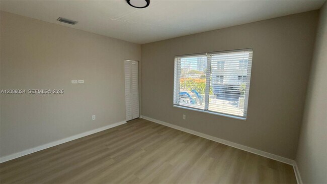 Building Photo - 534 SW 6th Ct