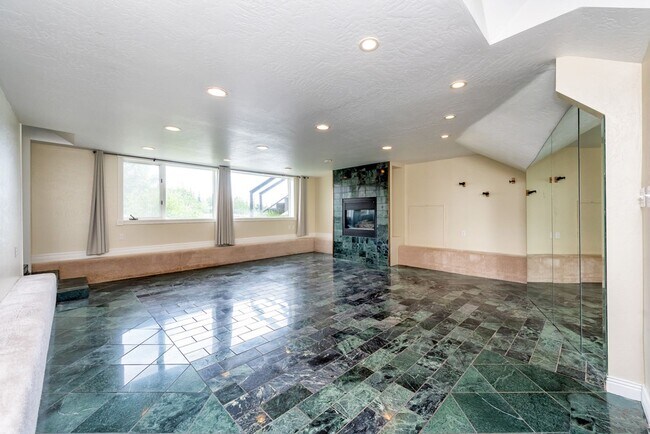Building Photo - 11071 Mountain Lake Dr