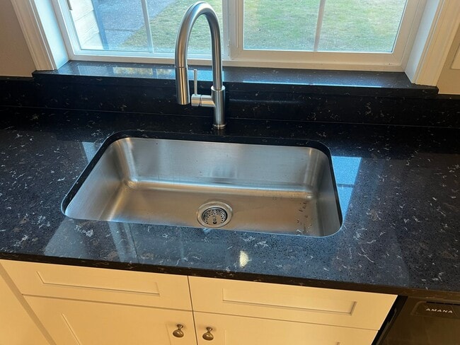 Building Photo - New carpet, kitchen, appliances, paint! Great neighborhood.