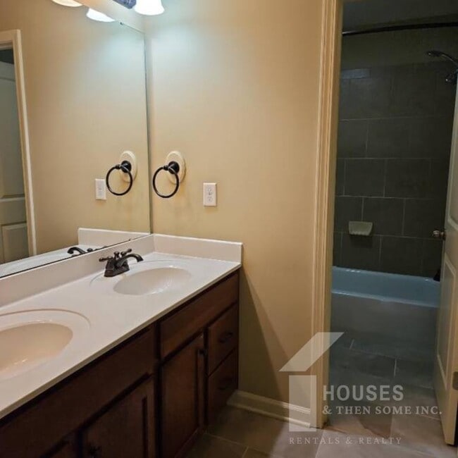Building Photo - 204 Wild Meadow Dr