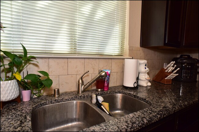 Building Photo - 6246 Viale Del Sol Ave