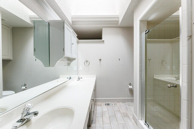 Building Photo - 9603 Orlando Ave