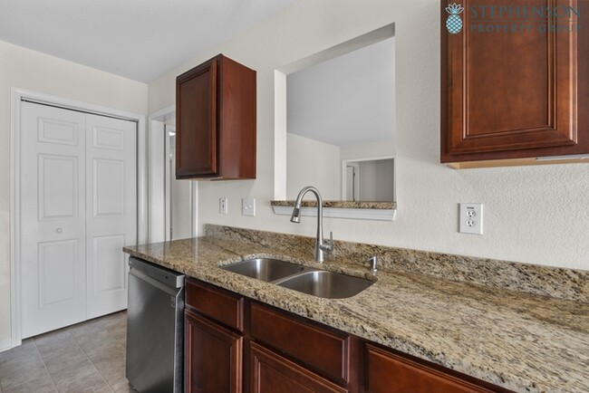Building Photo - Freshly Remodeled 5 Bedroom with Primary B...