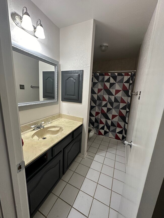 Building Photo - 6409 Shady Green