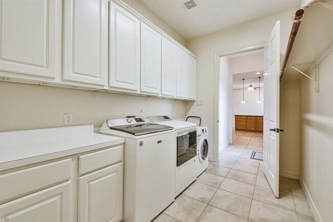 Building Photo - 2 Sagestone