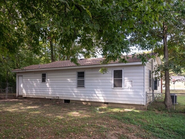 Building Photo - 610 N Fir St