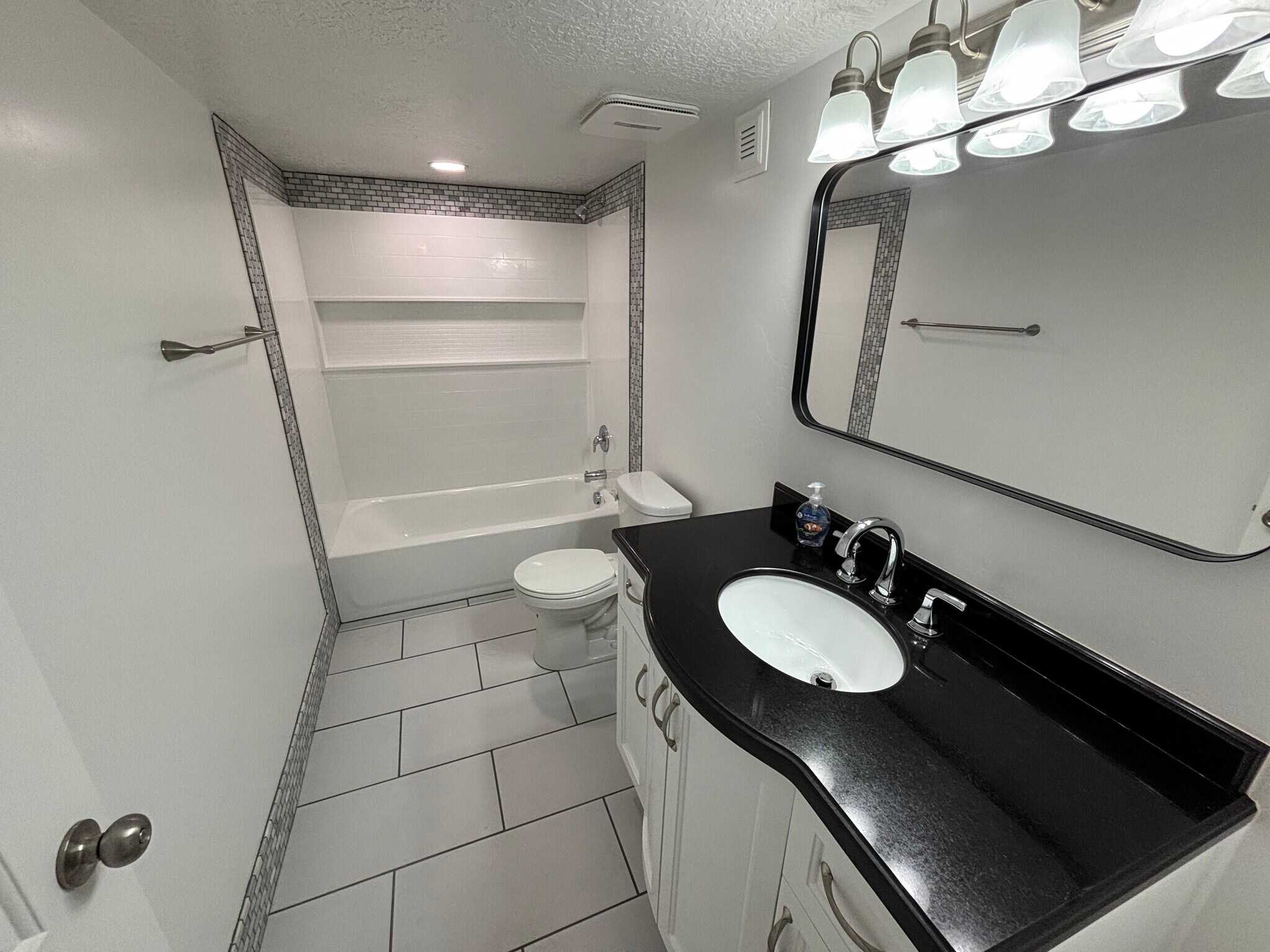 Building Photo - 188 E Bruin Dr