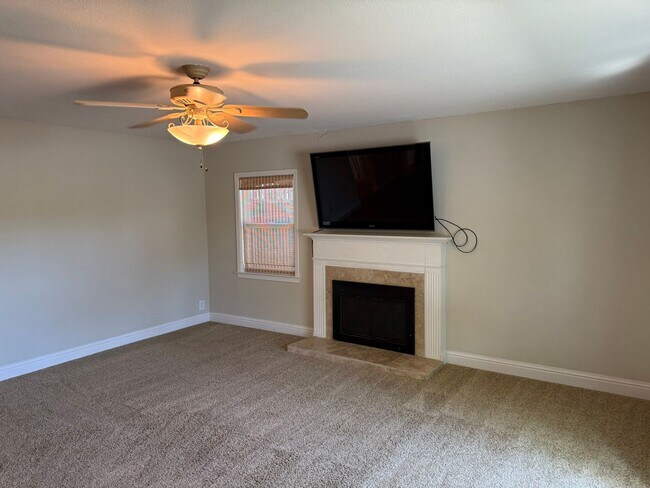 Building Photo - Pleasant Living in Pleasant Hill