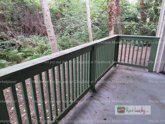 Building Photo - Super Cute and Private 2-Bedroom Condo w/2 Parking Spaces in Lake Forest Park!!