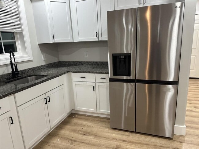 Building Photo - 697 Manton Ave