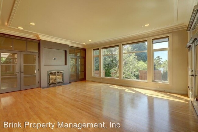 Building Photo - 4 br, 3.5 bath House - 10925 SE Lake Rd