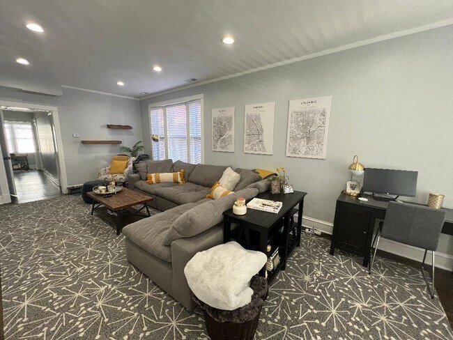 Building Photo - 3327 N Hamilton Ave