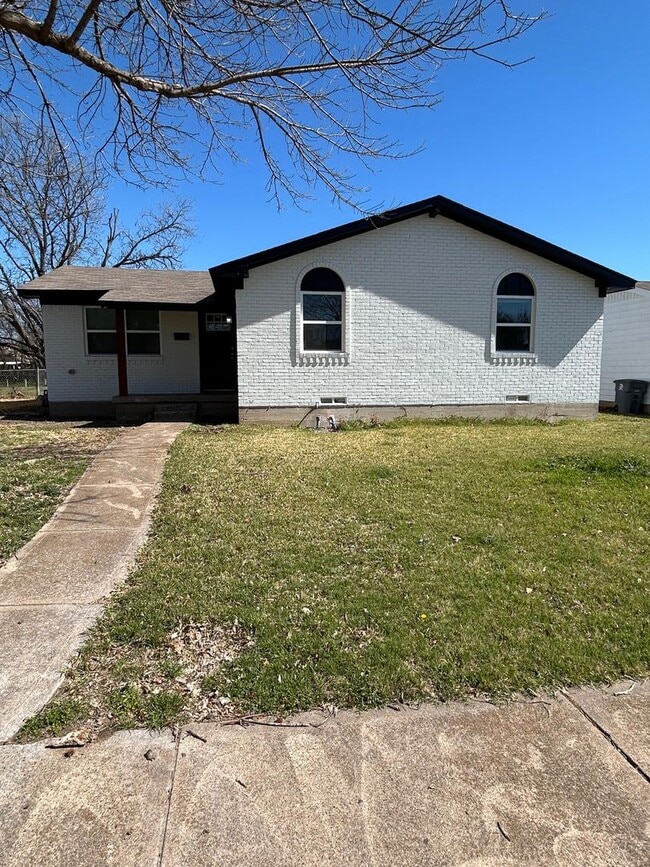 Building Photo - Newly renovated Home Available for Lease