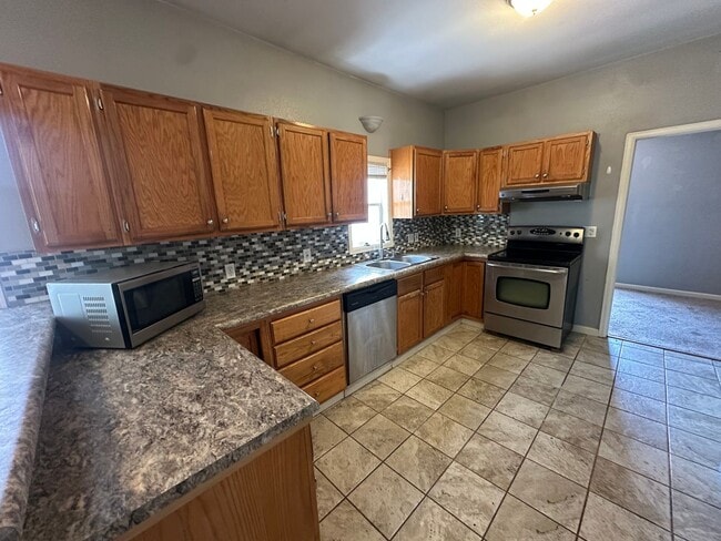 Building Photo - Updated 3-bed 1-bath upper home in Sunnyside with clean finishes and a fresh contemporary feel!