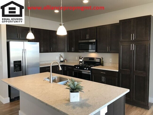 Building Photo - Spectacular 4-bedroom home in great location!