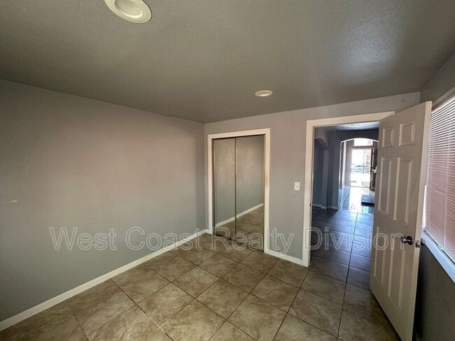 Building Photo - 1847 S Raintree Pl