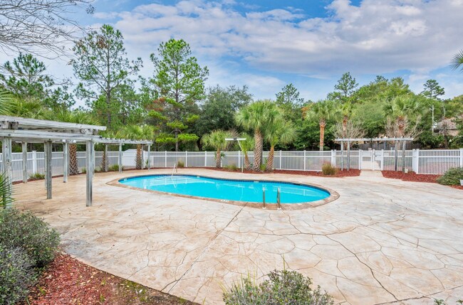 Building Photo - 4 bedroom 2 bathroom